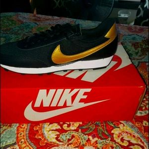 Nike Tennis Shoes black and gold size 9.5